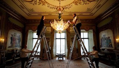 Room behind famous Buckingham Palace balcony to open to the public