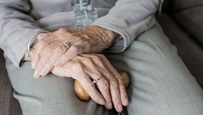 曾以為生活簡單，靠退休金養老就好...76歲醫生看到90歲老母每月6萬元看護費：不敢斷言錢夠用