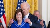 Biden entrega 19 medallas de la Libertad, entre ellas a la astronauta hispana Ellen Ochoa