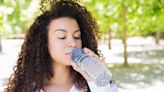 Médica explica las 5 enfermedades que se previenen tomando al menos 3 litros de agua al día
