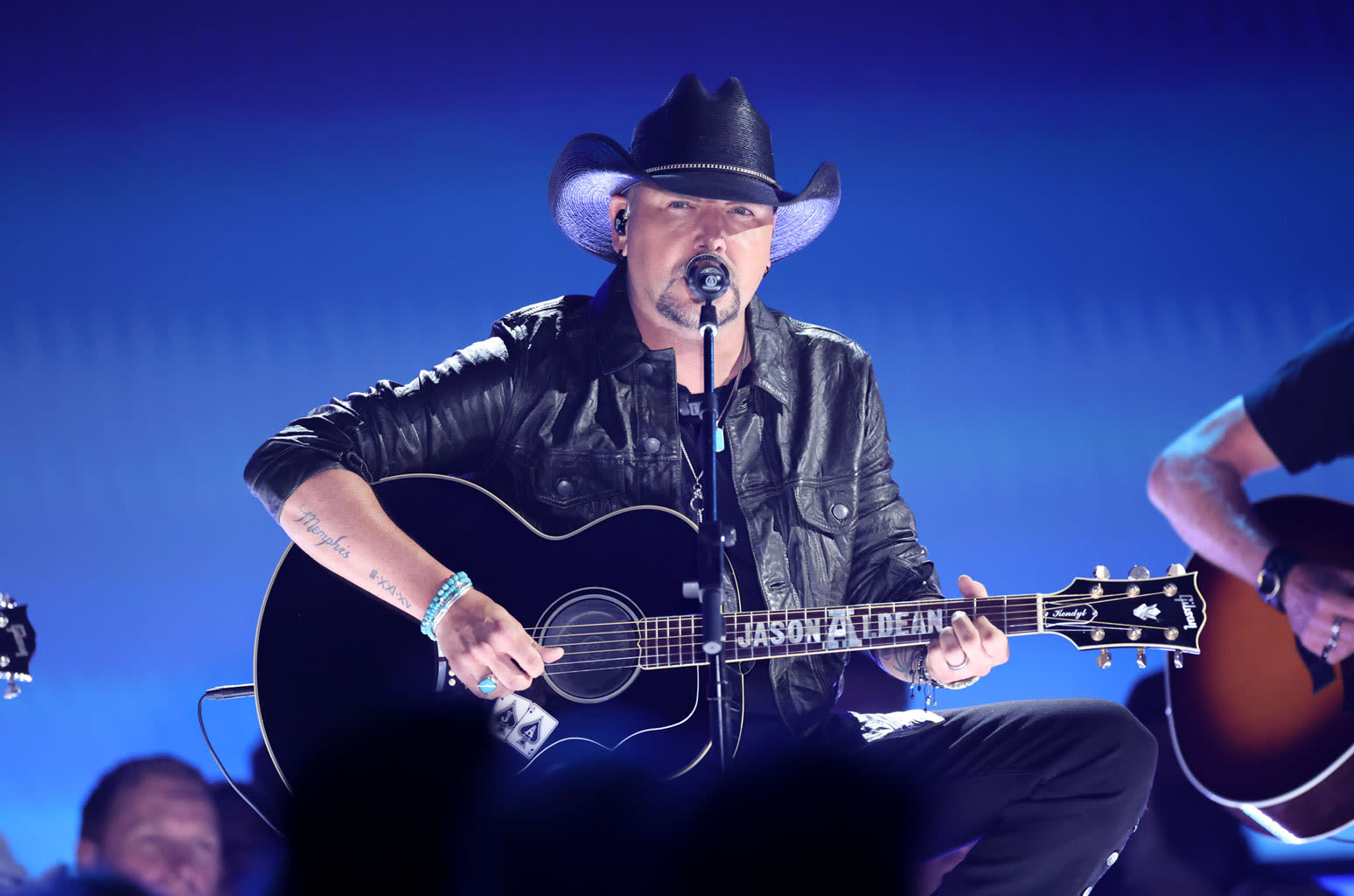 Jason Aldean Pays Tribute to Toby Keith With Tearjerking Cover of ‘Should’ve Been a Cowboy’ at 2024 ACM Awards