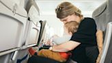 Cómo viajar con bebés en avión: edad mínima, trucos y equipaje que debes llevar
