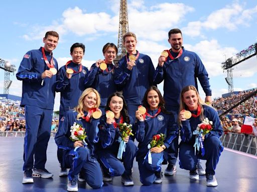 ‘What a special moment’: US figure skating team finally receives Beijing 2022 gold medals in ceremony under the Eiffel Tower | CNN