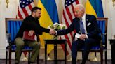 Biden pede desculpa a Zelensky por atraso no envio de ajuda militar