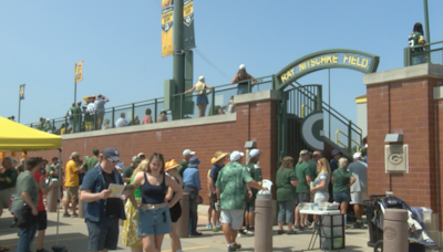 Fans from near and far take in Packers' return to training camp