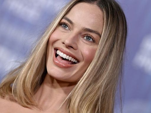 ¡Margot Robbie está embarazada! Mira la foto que lo confirma con un look muy chic