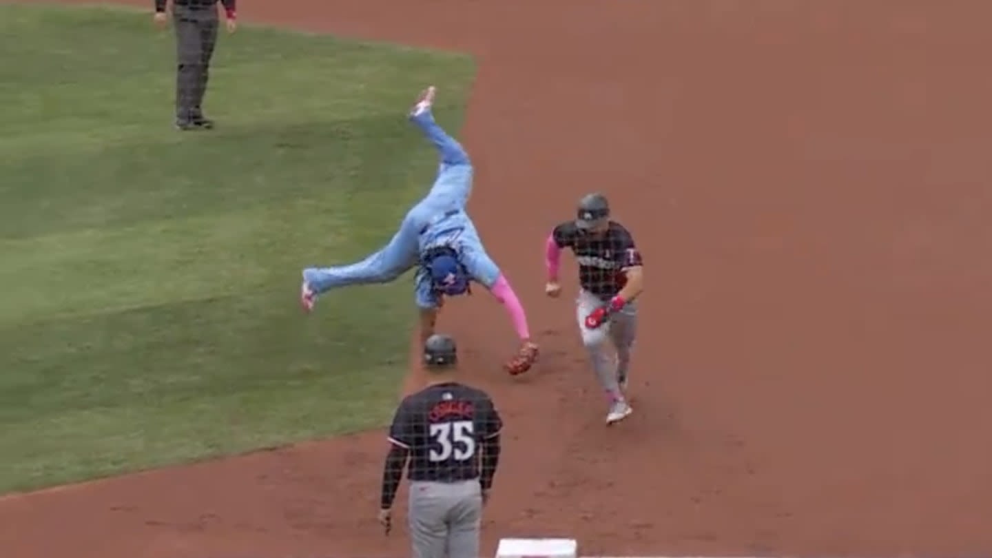 Blue Jays' Vladimir Guerrero Jr. Nearly Did Cartwheel in Attempt to Turn Double Play