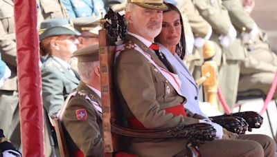 Felipe VI jura bandera 40 años después de su ingreso en la AGM con la Princesa Leonor como testigo