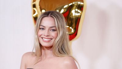 Margot Robbie enceinte : entre baby bump assumé et baisers énamourés, elle s'éclate à Wimbledon avec son mari Tom Ackerley