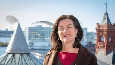 Eluned Morgan in race to replace Welsh FM Vaughan Gething