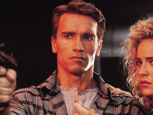 La película de hoy en TV en abierto y gratis: Arnold Schwarzenegger y Sharon Stone lideran una obra de culto de la ciencia ficción ganadora de un Oscar