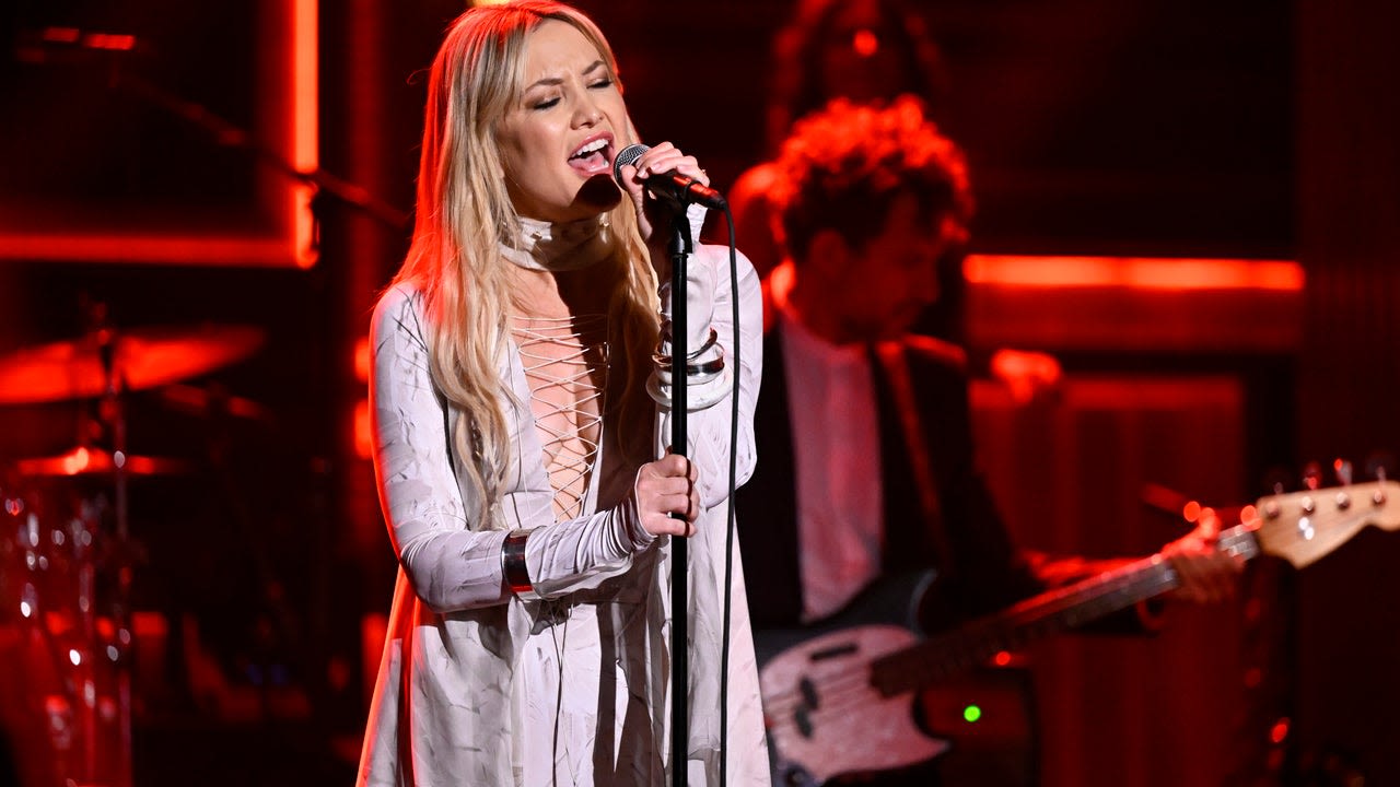 'The Voice' Finale: Kate Hudson Performs New Single 'Glorious'