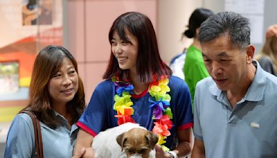 奧運選手返國》羅嘉翎抱狗合影 加油時狗也喊聲「汪汪」