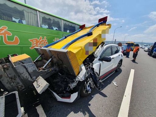 影像曝光！台74線砂石車急切閃緩撞車 後方休旅車撞成廢鐵