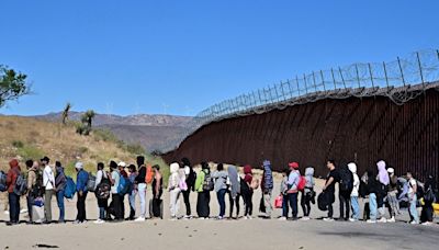 Massachusetts envía delegación a Texas con un mensaje a los migrantes: "nuestros refugios están llenos"