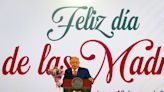 Con mariachi y son jarocho, López Obrador celebra a las mamás en la 'mañanera'
