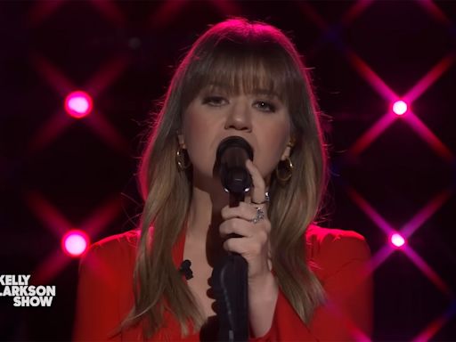 Kelly Clarkson Thunders Through Metallica’s ‘Sad But True’ on Kellyoke: Watch