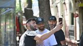 Maluma llegó a la Argentina, visitó una parrilla de la zona de Palermo y se tomó fotos con sus fans