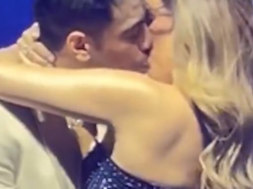 ¿El beso de Carlos Rivera y Cynthia Rodríguez fue a la fuerza? Creen que la pareja sólo alimentó su mentira