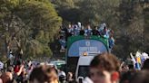 "Dale campeón": miles de uruguayos reciben a la Celeste tras llevar al país a lo más alto