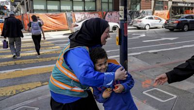 With a vest and a voice, helpers escort kids through San Francisco’s broken Tenderloin streets - WTOP News