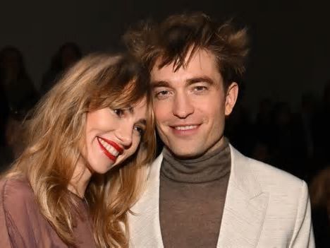 Suki Waterhouse, Robert Pattinson e la vita privata (anzi, privatissima) delle celeb