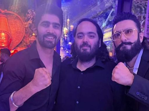 New dad Ranveer Singh radiates happiness as he poses with Vijender Singh and Anant Ambani at an event | Hindi Movie News - Times of India