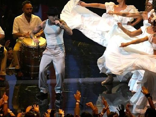 VIDEO: Rauw Alejandro lleva la bomba puertorriqueña a los VMAs