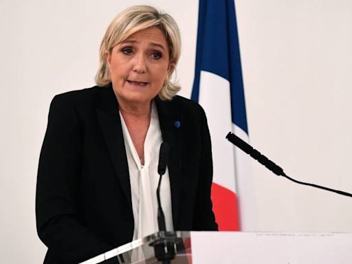 Elecciones Francia 2024: Coalición de izquierdas derrota a la derecha radical de Marine Le Pen en la segunda vuelta