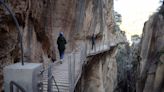 Evacuado en helicóptero al hospital tras sufrir una caída por un desnivel de 20 metros en el Caminito del Rey