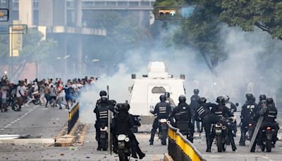 Al menos un muerto en las protestas en Venezuela por los cuestionados resultados de las elecciones que dan la presidencia a Maduro