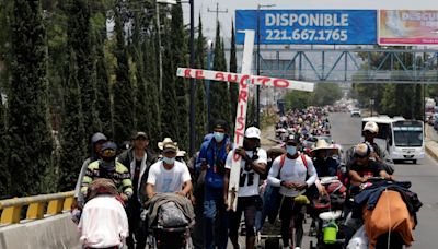 Una caravana de casi 600 inmigrantes continúa su avance por el centro de México hacia EE.UU. - La Opinión