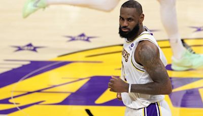 LeBron James se enfoca en su familia y no responde a pregunta sobre futuro en los Lakers