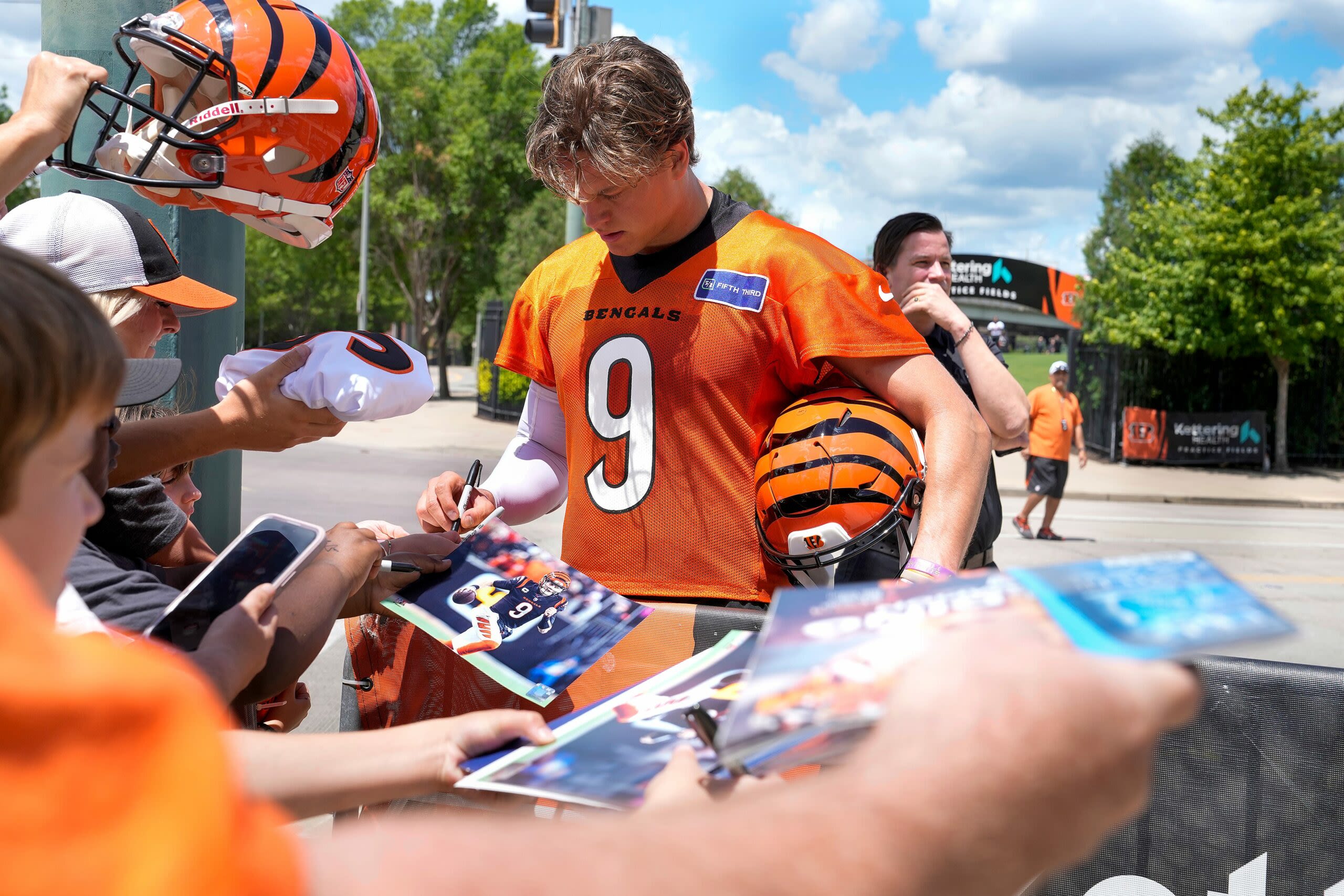 Look: Bengals QB Joe Burrow appears at foundation’s annual golf outing