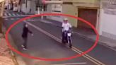 VIDEO: ¿Más vale? Mujer corre al creer que motociclista la asaltaría; reacción es viral