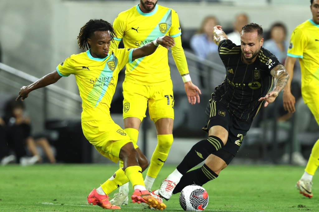 LAFC’s win streak snapped with loss to Columbus