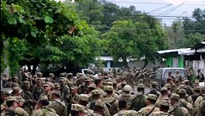 Bukele cerca cinco barrios cerca de San Salvador con 3000 soldados y policías en busca de pandilleros