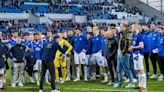 Bundesliga: un fanático saltó a la cancha y dio un discurso a los jugadores del Darmstadt 98, que pelea por salvarse del descenso