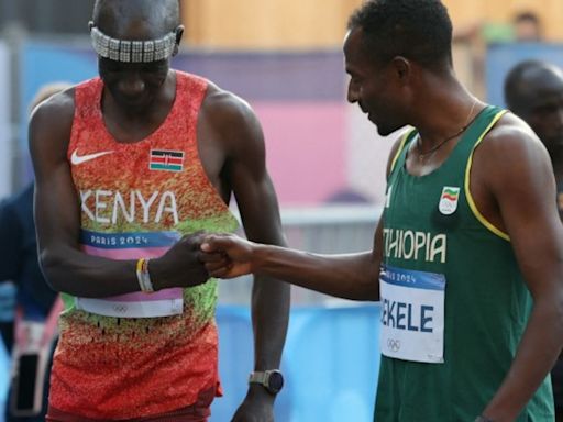 Athletics-Kenya marathon great Kipchoge fails to finish on tough day at the office