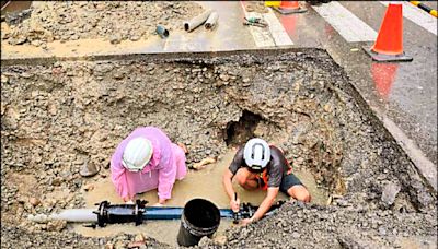 雨彈狂炸高雄 路面掏空急搶修