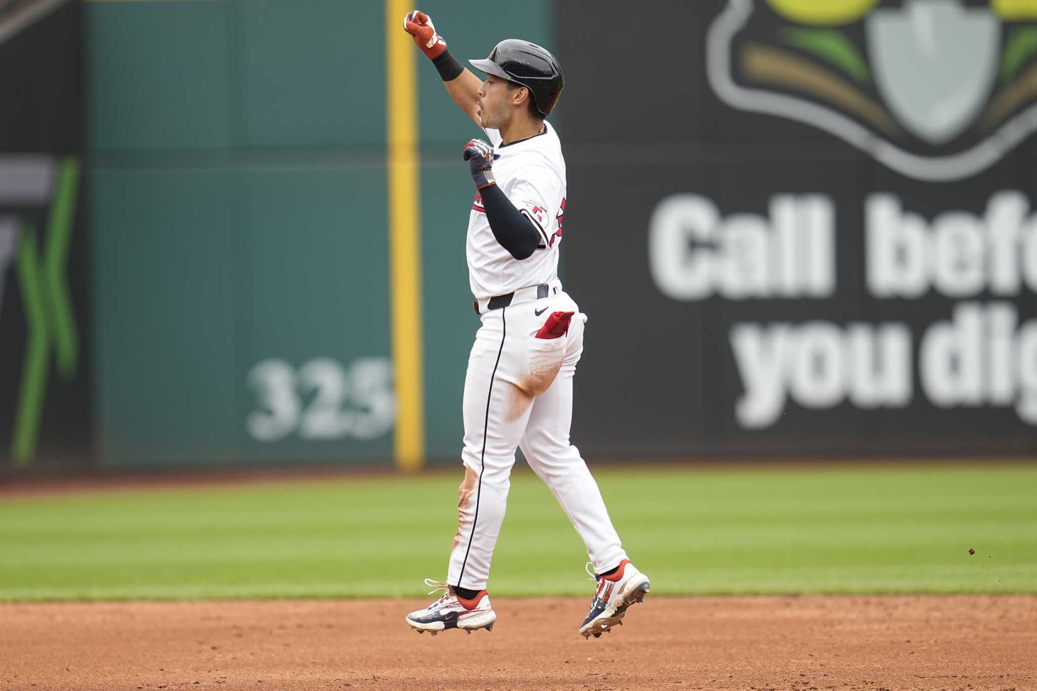 Steven Kwan homers, takes over as majors' leading hitter as Guardians roll over White Sox 8-4