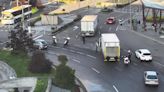 El choque de dos camiones complica la circulación a primera hora de la mañana en plaza América en Vigo