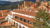 El impresionante Parador ubicado en uno de los pueblos más bonitos de España: patrimonio arquitectónico y un rico entorno natural