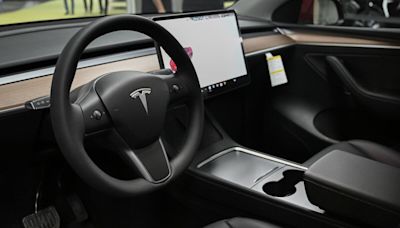 Tesla’s ‘Full Self-Driving’ Struggled Soon After Leaving My Driveway