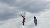 Surfer auf Wolke sieben: AFP-Fotograf gelingt spektakuläres Olympia-Foto