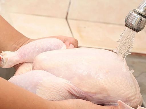 El motivo por el que nunca deberías lavar con agua el pollo crudo, según un experto