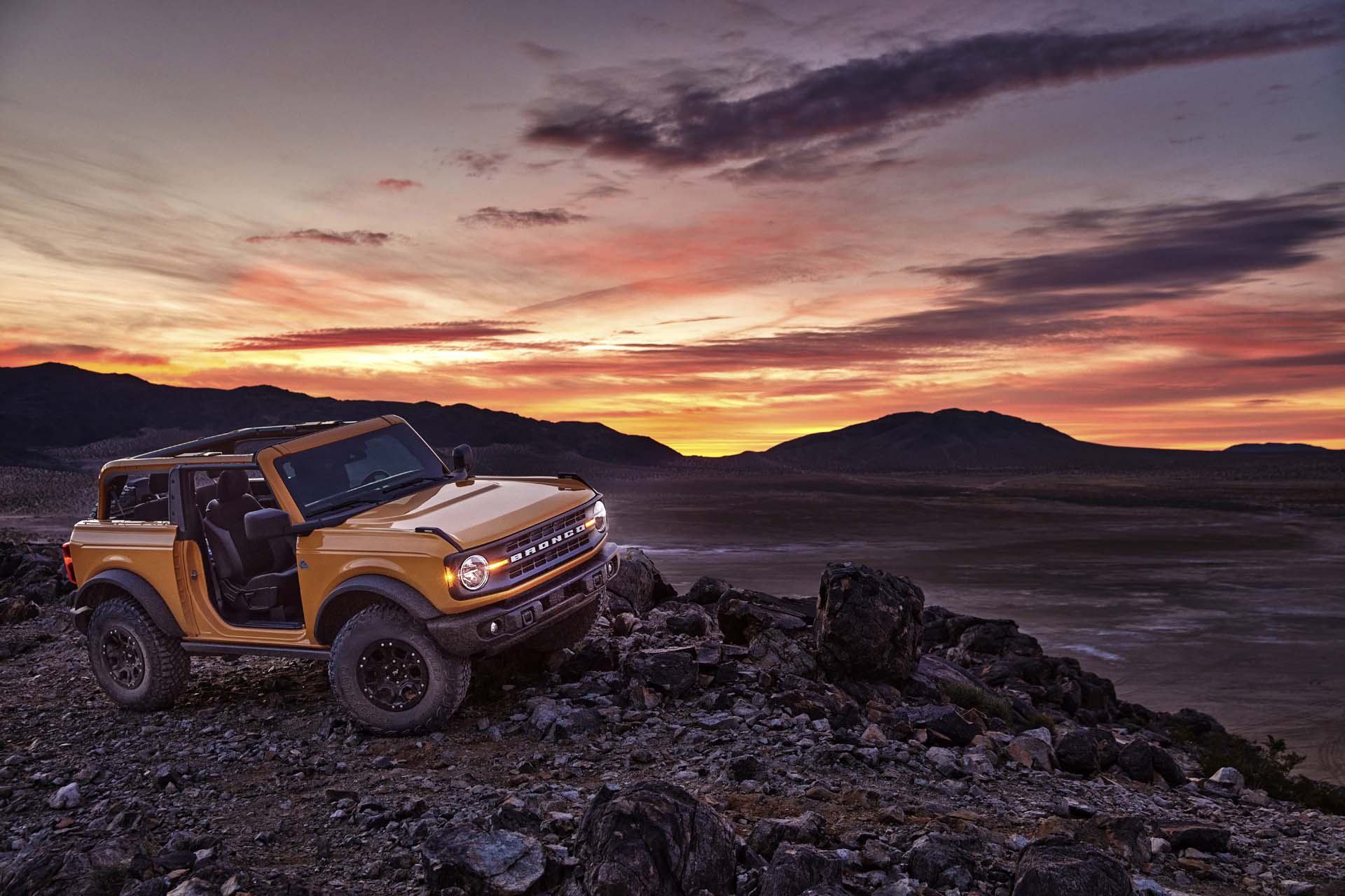 Ford Bronco vs. Jeep Wrangler: Compare Trucks