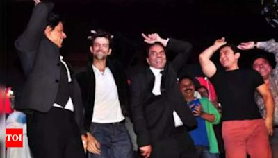 When Shah Rukh Khan, Aamir Khan, grooved with Dharmendra at the 'Yamla Pagla Deewana 2' event | Hindi Movie News - Times of India