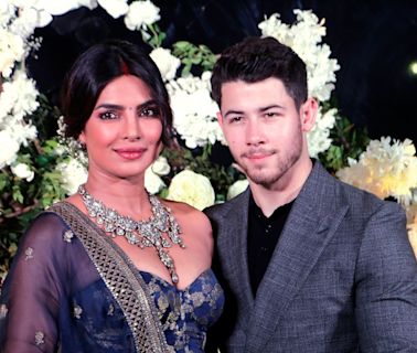 Priyanka Chopra y Nick Jonas disfrutan unas vacaciones familiares en India - La Opinión