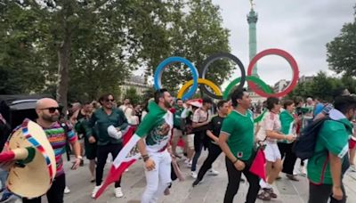 Mexicanos bailan ‘Payaso del Rodeo’ y arman fiesta en Metro de París | VIDEOS